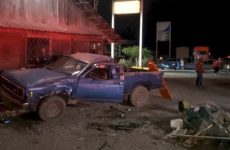 Hombre resulta herido al volcar su camioneta en Ébano 