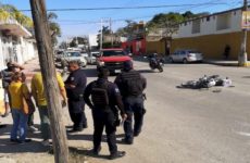 Choca motociclista contra vehículo que se atravesó a su paso en la avenida Salazar 