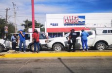 Colisionan dos camionetas sobre bulevar Lázaro Cárdenas; no hubo heridos