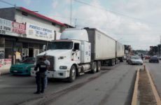 Chocan dos vehículos pesados en el bulevar Lázaro Cárdenas