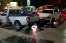Chocan dos camionetas en el bulevar México-Laredo y dos jóvenes resultan heridos 