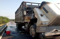 Camión cargado con mandarinas se incendia en el Libramiento Valles-Tamuín