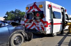 Mujer resulta lesionada al volcar vehículo compacto y paramédicos que iban a auxiliarla se accidentan 