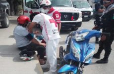 Mujer resulta lesionada al caer de su motoneta 