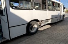 Cuantiosos deja un choque entre un vehículo y un autobús urbano