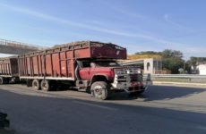 Incumplen cañeros;  camiones siguen con exceso de carga