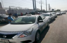 Taxistas exigen la devolución de auto