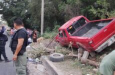 Vuelca camioneta en la Valles-Naranjo; tres personas resultan lesionadas
