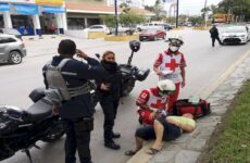 Mujer expone su integridad al deambular sobre el bulevar México-Laredo 