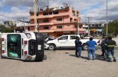 Camioneta choca y ocasiona la volcadura de una ambulancia de Servicios de Salud