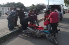 Repartidor en moto choca contra camioneta en carretera al Ingenio y resulta herido