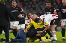 UEFA investiga ataque de aficionado al portero del Sevilla