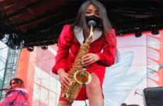 María Elena Ríos ilumina con su saxofón el Vive Latino
