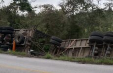 Vuelca camión cañero en la carretera libre Valles-Rioverde