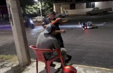 Conductor derriba a un motociclista en avenida Ejército Mexicano y huye 