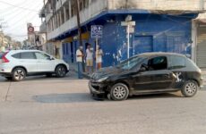 Colisionan dos vehículos en la zona centro de Ciudad Valles 