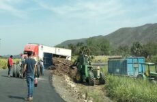 Vuelca remolque de camión cañero en la carretera Valles-Naranjo 