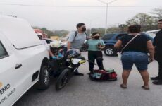 Motociclista se estampa contra una camioneta y resulta lesionado 