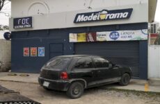 Vehículo circula sin conductor por el bulevar México-Laredo y choca contra la cortina de un negocio