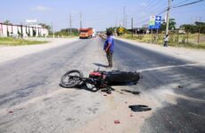 Taxista derriba a motociclista; un lesionado