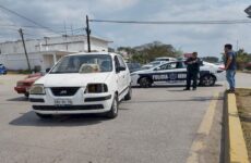 Daños mínimos deja un choque entre dos vehículos sobre bulevar México-Laredo