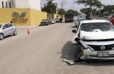 Taxista colisiona contra vehículo particular en avenida Ejército Mexicano 