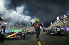 Pérez gana en Arabia Saudí tras resistir carga de Verstappen