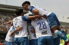 Robles firma un doblete y el Puebla apalea 4-2 a Pumas