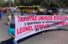 Taxistas bloquean diferentes puntos de la capital potosina; exigen la destitución de Leonel Serrato