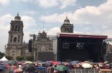 Así se vive el ambiente del Zócalo previo al concierto de Rosalía