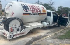 Pipa de gas a punto de volcar en glorieta Pedro Antonio Santos