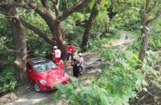 Vehículo vuelca en un desnivel en la salida a Rioverde y el conductor milagrosamente solo sufre lesiones leves