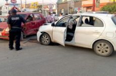 Chocan dos vehículos compactos en el bulevar México-Laredo