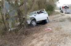 Camioneta se sale del camino y choca contra un árbol en la Valles-Tamazunchale