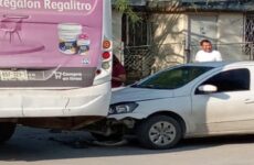 Sólo daños deja un choque entre un vehículo compacto y un autobús urbano 