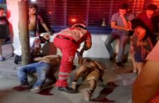 Chofer de ambulancia choca contra camioneta; tres heridos