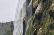 Cascada de Tamul, con  tenue caída de agua