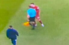 Árbitro golpea a jugador del Liverpool en la Premier League