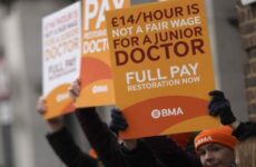Miles de médicos en Inglaterra planean nuevo paro laboral