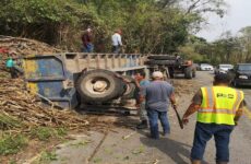 Otra vez… Se le zafa el segundo remolque a un camión cañero y vuelca en la carretera libre Valles-Rioverde
