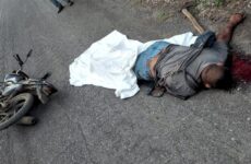Fallece motociclista al estrellarse contra una camioneta en el eje estatal Tanlajás-Tanquián
