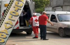 Colisionan dos camionetas en la colonia Altavista y una persona resulta lesionada
