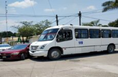 Colisionan autobús urbano y vehículo particular; no hay heridos