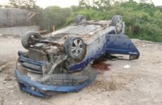 Abandonan vehículo luego de volcarlo en la carretera Valles-Tamazunchale