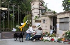 Fans de Tina Turner homenajean con flores y velas a la reina del rock en su casa de Suiza