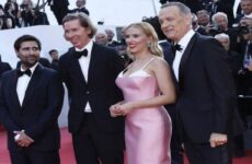 Scarlett Johansson y la troupe de Wes Anderson toman por asalto la alfombra roja de Cannes