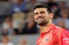 Djokovic logra un trabajado triunfo hacia la tercera ronda de Roland Garros