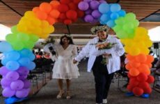 Decenas de parejas del mismo sexo celebran por primera vez bodas en Guerrero
