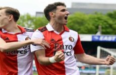 Santiago Gimenez iguala a Hugo Sánchez y acerca al Feyenoord al título