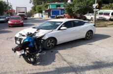 Motociclista se estampa contra un vehículo en la avenida México 